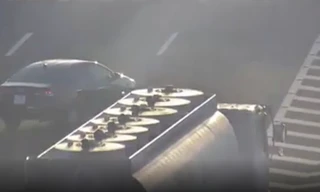 Chiếc xe bồn đánh lái tránh xe con (bên trái) đi lùi và rẽ phải trên cao tốc Hà Nội - Hải Phòng. Ảnh cắt từ clip do Vidifi cung cấp.