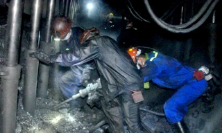 Công nhân hầm mỏ khai thác than là một trong những ngành nghề được nghỉ hưu sớm nhất. Ảnh: Tuấn Nguyễn.