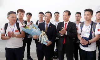 Phó Tổng Cục trưởng Đỗ Năng Khánh tặng hoa Phó Tổng Cục trưởng Trương Anh Dũng, Phó Trưởng Đoàn Việt Nam. 