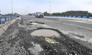 Ổ gà xuất hiện sau mưa tại nút giao Tuý Loan thuộc cao tốc Đà Nẵng - Quảng Ngãi. Ảnh: BGT.