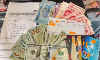 Tài sản trị giá hơn 125 triệu đồng được trả lại hành khách nước ngoài bỏ quên.