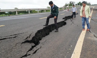Đoạn đường Hồ Chí Minh tránh Chư Sê mới thi công xong, chưa nghiệm thu đã sụt lún, hư hỏng chỉ sau 1 trận mưa. Ảnh Lê Tiền.