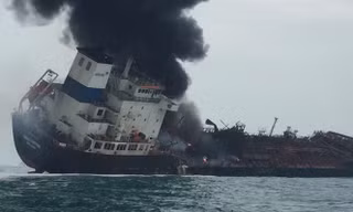 Con tàu đang bốc cháy dữ dội. (Ảnh: SCMP)