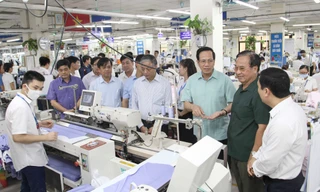 Bộ trưởng Đào Ngọc Dung (áo xanh) trực tiếp khảo sát điều kiện làm việc của công nhân may, và lắng nghe ý kiến của DN về Dự thảo Bộ Luật Lao động sửa đổi.