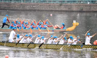 Các đội thi tài tại Lễ hội Bơi chải Thuyền rồng Hà Nội mở rộng năm 2019.