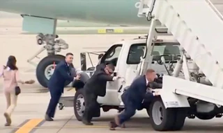 Xe thang của chuyên cơ Tổng thống Mỹ phải đẩy bằng tay. Ảnh: VTV.