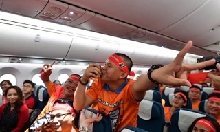 Cổ động viên lên đường tiếp sức đội tuyển Việt Nam trận cuối vòng bảng