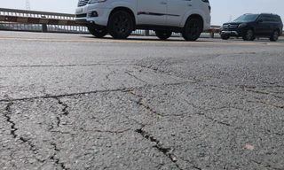 Rạn nứt trên mặt cầu Thăng Long từ năm 2009 tới nay.