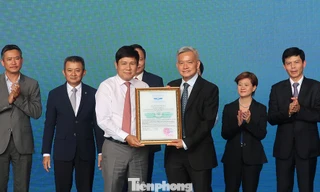 Ông Đinh Việt Thắng, Cục trưởng Cục hàng không Việt Nam (trái) trao Giấy chứng nhận phê chuẩn cho đại diện Công ty TNHH Kỹ thuật Công nghệ hàng không Việt Nam Singapore (VSTEA).