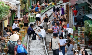 Các hộ kinh doanh cà phê xâm phạm hành lang an toàn đường sắt. Ảnh: Hữu Nghị/Dân Trí