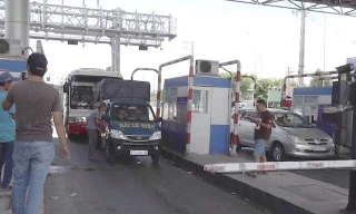 Tài xế đỗ xe vào làn thu phí trạm thu phí BOT T2 Quốc lộ 91 để phản đối vào trưa 21/5. Ảnh: Zing.