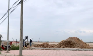 Dù đã có đề án nghiên cứu từ đầu những năm 2000, dự kiến hoàn thành năm 2018, nhưng tới nay nhà máy nước mặt sông Hồng (xã Liên Hồng, Đan Phượng, Hà Nội) đang ngổn ngang mặt bằng và chưa biết bao giờ hoàn thành.