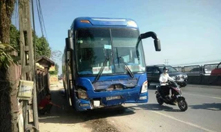 Hiện trườngxXe biển xanh của Kho bạc Nhà nước Thanh Hoá gặp tai nạn khi đưa người đi thăm Tết hôm 8/2.