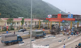 Nhiều chủ phương tiện và người dân địa phương tập trung cản trở hoạt động của trạm thu phí BOT Hoà Lạc - Hoà Bình để đòi miễn giảm phí. 