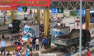 Nhiều tài xế tập trung gây ùn tắc, đòi miễn phí qua trạm thu phí BOT Hòa Lạc - Hòa Bình. Ảnh: Phạm Thanh.