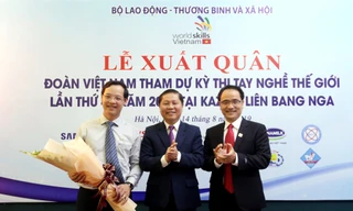 Thứ trưởng LĐ-TB&XH Lê Tấn Dũng tặng hoa cho ông Trương Anh Dũng, Phó Tổng cục trưởng Tổng cục Giáo dục nghề nghiệp - Đại biểu chính thức của đoàn Việt Nam tham dự Kỳ thi tay nghề thế giới lần thứ 45 tại Nga.