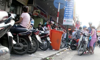 Ăn kem Tràng Tiền, vứt rác ra... vỉa hè