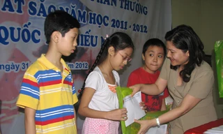 Bí thư T.Ư Đoàn Nguyễn Thị Hà trao học bổng cho thiếu nhi