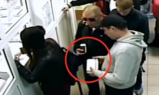 Tên trộm 'lịch thiệp' trả ví cho cô gái không chịu xếp hàng