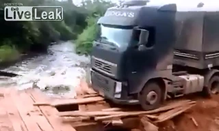 Hãi hùng đoàn xe tải 'siêu trọng' vượt cầu gỗ nát