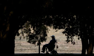 Việc chẩn đoán nhầm bệnh đã khiến một người đàn ông không thể tự đi bằng hai chân của mình trong 43 năm.