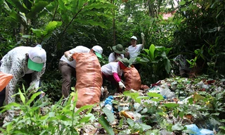 Các bạn trẻ nhặt rác tại Tây Thiên