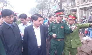 Chủ tịch UBND TP Hà Nội Nguyễn Đức Chung nhanh chóng tới hiện trường vụ nổ. Ảnh Tuấn Nguyễn.