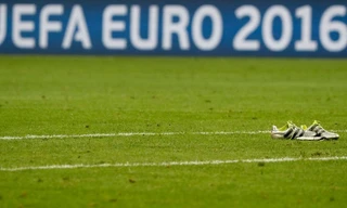 Thủ môn Đức chán chường vứt bỏ giày áo khi thua Pháp