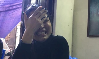 Chị Thi không đủ can đảm gặp con gái, bố chồng sau khi bác sĩ thông báo người thân chị bị thương quá nặng, tử vong. Ảnh: H.N.