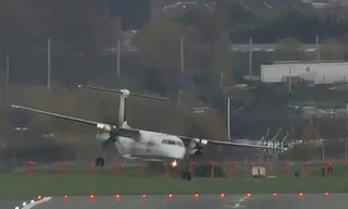 Máy bay chao đảo trên đường băng Anh vì gió mạnh