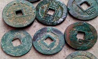 Một số xu tiền cổ được anh Thắng lấy ra từ hũ sành.