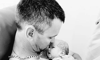 Vợ mất trong ca sinh mổ, bố nghẹn ngào ôm con gái vừa chào đời