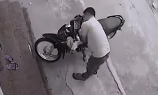 5 cô gái bất lực nhìn tên trộm xe máy tẩu thoát