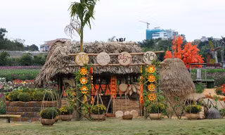 Chợ quê ngày Tết diễn trong lòng Thung lũng hoa Hồ Tây dịp Tết Nguyên đán Bính Thân.