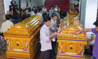 Những nạn nhân được khâm liệm chu đáo theo nghi thức truyền thống với sự hỗ trợ của chính quyền và nhân dân.
