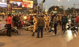 VIDEO: Ô tô 'điên' đâm liên tiếp xe máy, nhiều người bị thương