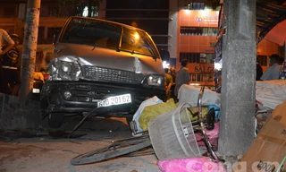 Người phụ nữ bị xe khách tông dính chặt cột điện, tử vong