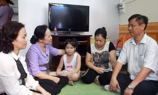 Chị Tuyết (ngồi thứ 2 từ phải sang) dù lo lắng nhưng vẫn tin chồng mình sẽ trở về.