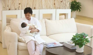 Cô béLittle Bawan trong vòng tay mẹ. Ảnh:Straitstimes.