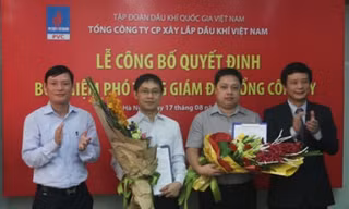 Ông Nguyễn Mạnh Tiến và Trần Minh Tuấn (hai người đứng giữa) trong ngày nhận quyết định chức Phó tổng giám đốc PVC giữa tháng 8/2015.