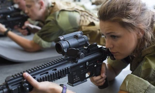 Na Uy là thành viên đầu tiên của NATO yêu cầu phụ nữ tham gia nghĩa vụ quân sự như nam giới. Trong ảnh là nữ binh sĩ thuộc lữ đoàn thiết giáp tại Setermoen, miền bắc Na Uy. 