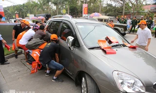 Người dân khiêng ôtô 'giải cứu' đoàn đua xe đạp