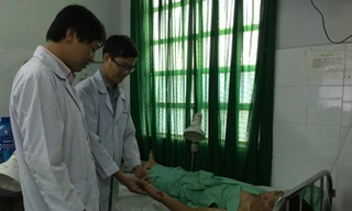 Các BS khám cho bệnh nhân T. trước khi ghép da.