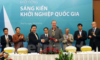 Ông Trương Gia Bình (FPT) và đối tác ký hợp tác thành lập VIISA. Ảnh: T.H/Vietnam+.