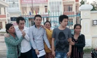 Ba thanh niên bên người mẹ của mình.