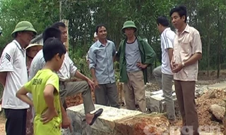 Chiếc cột đè chết nạn nhân. Ảnh: Hương Nhàn.