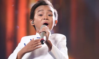 Hồ Văn Cường trình diễn với phong cách vui tươi, nhí nhảnh hơn so với các tuần thi trước. Ảnh: Phước Trí.