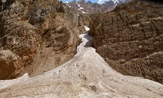 Sông băng trong sa mạc Iran. Ảnh: Ian Lloyd Neubauer.