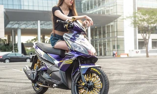 Honda Air Blade độ đồ chơi hàng hiệu cùng cặp vành độc đáo được một biker Sài Gòn đầu tư nhiều thời gian và tâm huyết. Điểm đáng chú ý nhất trên bản độ này là các món đồ chơi được phối bắt mắt, không quá màu mè nhưng vẫn nổi bật. 