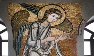 Phát hiện chân dung thiên thần nạm vàng nơi Chúa Jesus ra đời